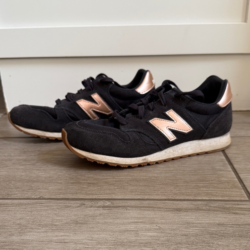 New Balance 520 Women’s Sneakers Size 8 – Navy with Rose Gold Details GREAT!